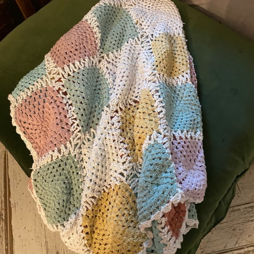 Beautiful muted colors throw! Used once for a photo shoot 🤩EXCELLENT condition!